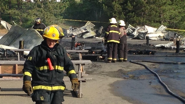 Pompiers devant le marché des fermiers de Bouctouche détruit par un incendie