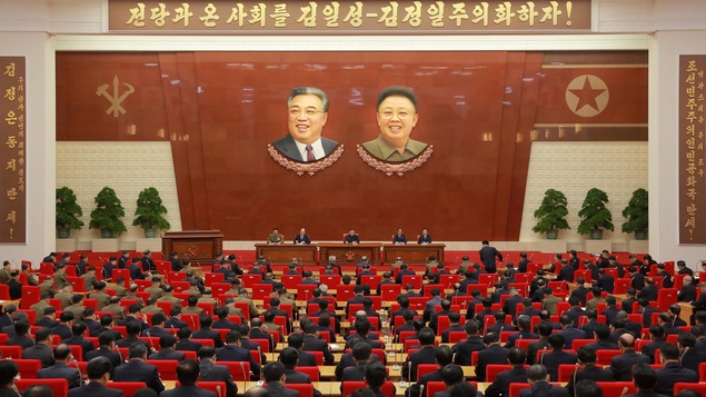 Le leader nord-coréen Kim Jong-un s'exprimant dans le cadre de la Deuxième Plénière du 7e comité central du Parti des travailleurs de Corée