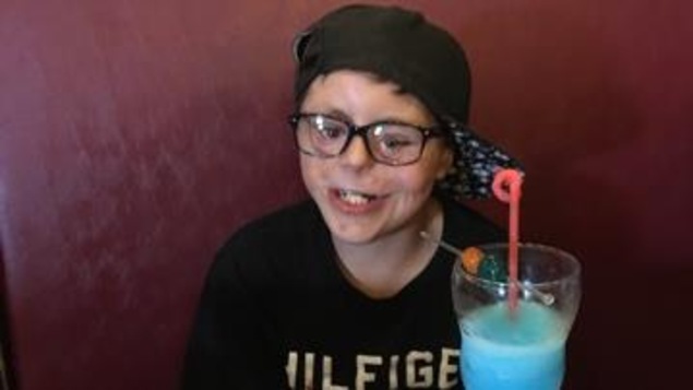 Un jeune garçon au restaurant