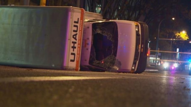 Un camion a été renversé au terme d'une course-poursuite entre la police et le suspect d'un acte terroriste à Edmonton