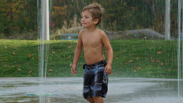 Un jeune garçon a profité des jeux d'eau ouverts exceptionnellement à Lévis.
