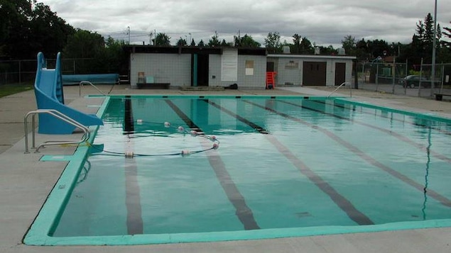 Le bassin vert est divisé en cinq couloirs.