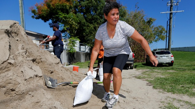 Des résidents de La Nouvelle-Orléans remplissent des sacs de sable en prévision du passage de la tempête Nate