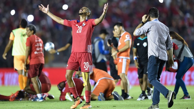L'attaquant panaméen Anibal Godoy lève les bras dans les airs après le match contre le Costa Rica mardi.