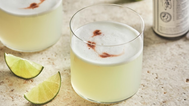 Un cocktail dans un verre avec de la lime.