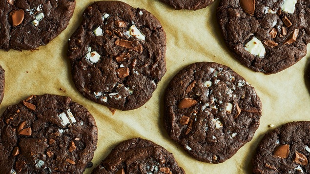 Des biscuits triple chocolat sur une plaque à cuisson.
