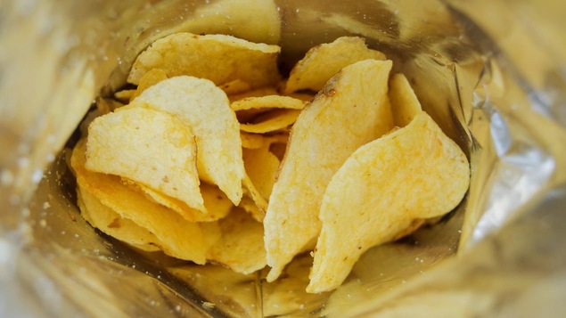 Un sac rempli de croustilles