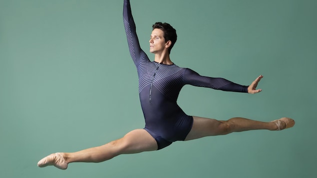 Un danseur de ballet au milieu d'un saut.