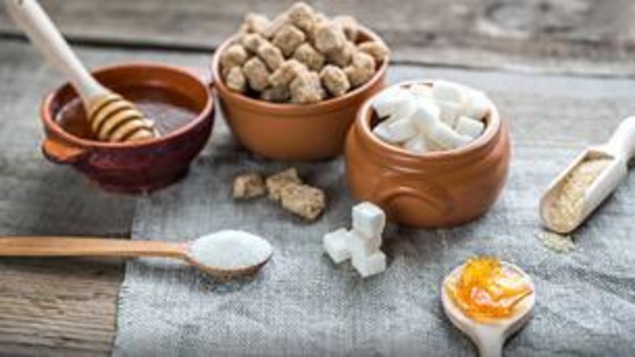 Des exemples de sucres naturels et raffinés