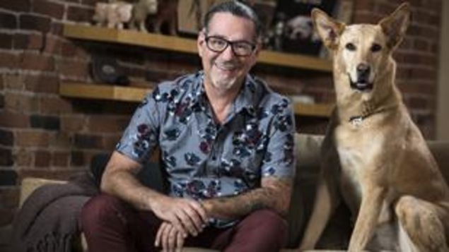 L'animateur Jean Lessard et son chien