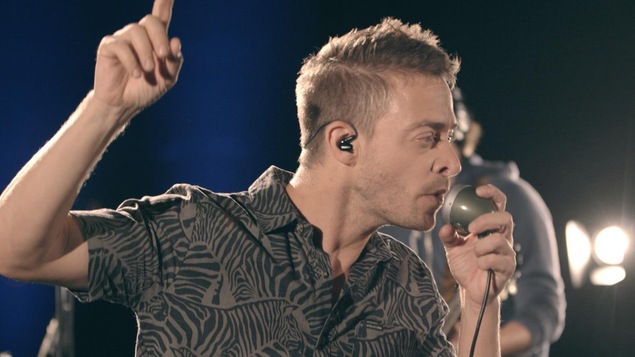 Le chanteur Alexandre Désilets interprétant sa pièce « Renégat ».