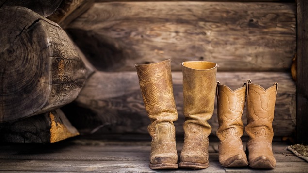 Des bottes western sur fond de bois pour vous faire galoper jusqu'à Saint-Tite!