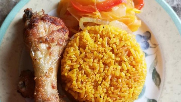 Une assiette contenant du poulet et du riz