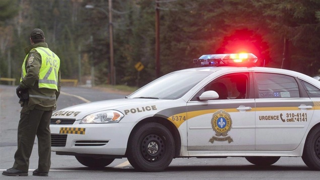 Une voiture tombe dans la rivière à Sainte-Anne-des-Monts