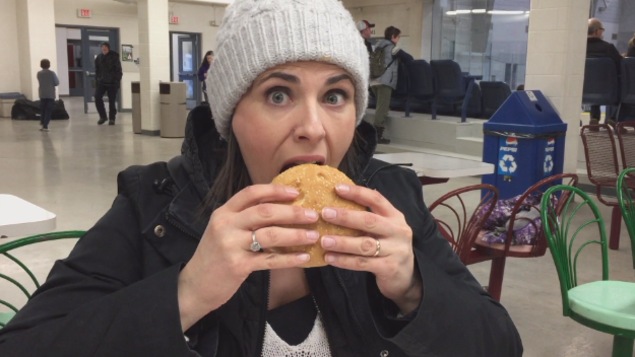 Une photo de Nicole Lavergne-Smith qui mange un hamburger à Aberdeen Une photo de Nicole Lavergne-Smith qui mange un hamburger à Aberdeen