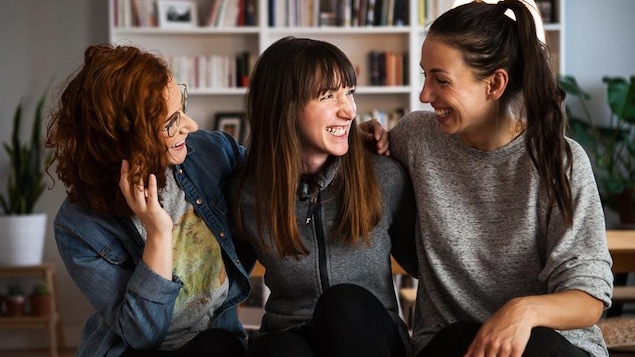 L'auteure Stéphanie Bourgault-Dallaire accompagnée de deux comédiennes qui joueront dans la série web. L'auteure Stéphanie Bourgault-Dallaire accompagnée de deux comédiennes qui joueront dans la série web.
