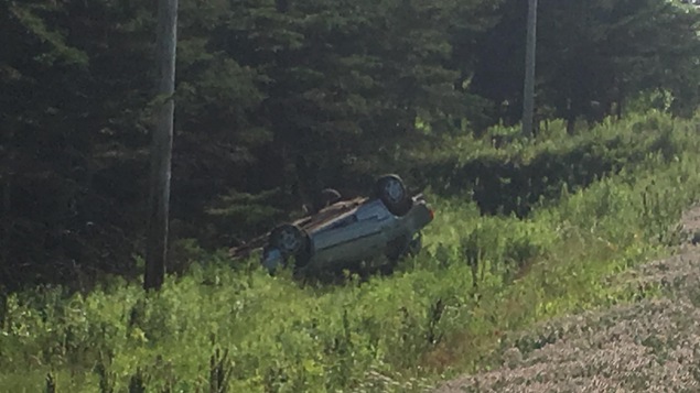 Une voiture renversée dans le fossé Une voiture renversée dans le fossé