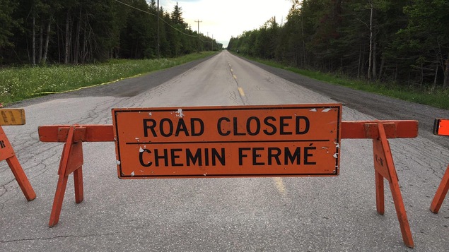 Une pancarte indiquant « chemin fermé » Une pancarte indiquant « chemin fermé »