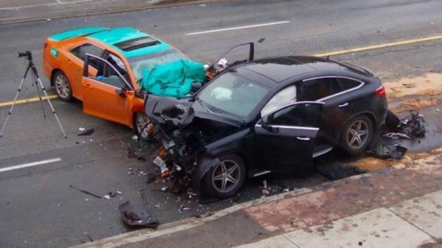 Collision entre un taxi et une voiture à Toronto Collision entre un taxi et une voiture à Toronto