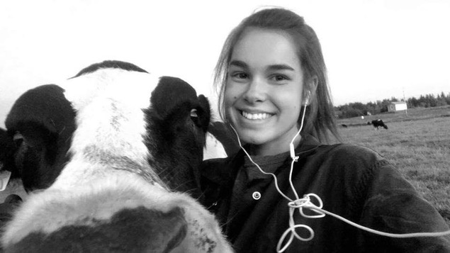 Adélaïde prend un autoportrait avec une vache.