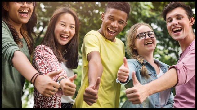 Des adolescents