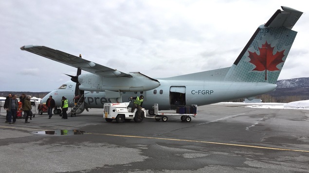 Voyageurs qui débarquent d'un avion.