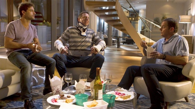 Guillaume Lemay-Thivierge, Patrice Robitaille et Paul Doucet dans une scène du film <i>Les 3 p'tits cochons</i> Guillaume Lemay-Thivierge, Patrice Robitaille et Paul Doucet dans une scène du film <i>Les 3 p'tits cochons</i>
