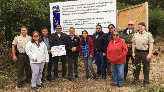 Les membres du conseil de bande de la communauté innue de Mingan lors du dévoilement des affiches Les membres du conseil de bande de la communauté innue de Mingan lors du dévoilement des affiches