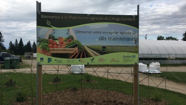 Une affiche signalant le site de la Plateforme agricole de L’Ange-Gardien.