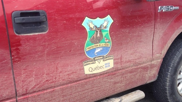 Un véhicule d'agents de la faune Un véhicule d'agents de la faune