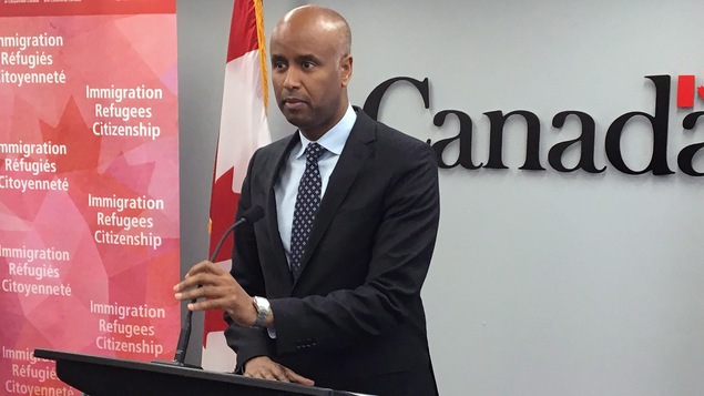 Le ministre fédéral de l'Immigration, des Réfugiés et de la Citoyenneté, Ahmed Hussen, en conférence de presse.