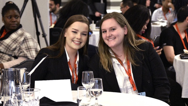 Aimélie Comeau et Réanne Cooper assises à une table.