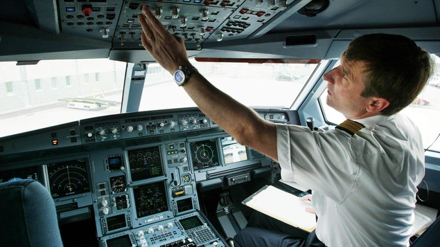 Un pilote d’Air Canada, dans la cabine de pilotage d’un Airbus A340-600, se prépare pour le départ d’un vol à l’aéroport Montréal-Trudeau. Un pilote d’Air Canada, dans la cabine de pilotage d’un Airbus A340-600, se prépare pour le départ d’un vol à l’aéroport Montréal-Trudeau.