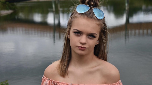 Amélie Akerley devant une rivière