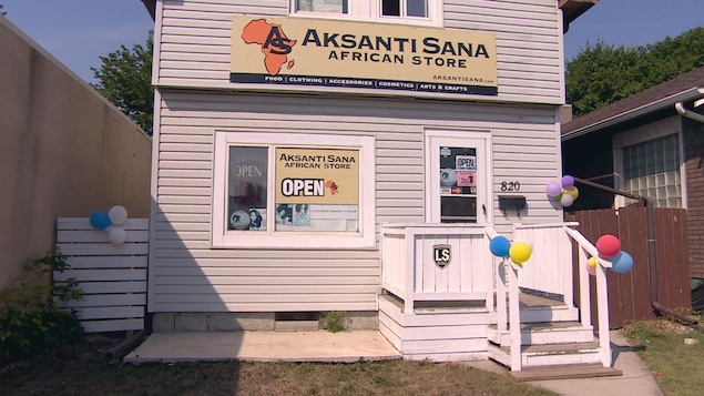 Des ballons sont suspendus près de la porte d'entrée pour souligner le premier anniversaire du magasin.