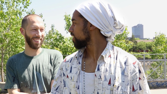 Les rappeurs Eman et Knlo du groupe Alaclair ensemble. Les rappeurs Eman et Knlo du groupe Alaclair ensemble.