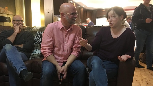 Alain Guimond et Christine Moore discutent assis sur un divan, dans la maison d'un sympathisant.