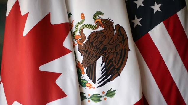 Les drapeaux canadien, mexicain et américain.
