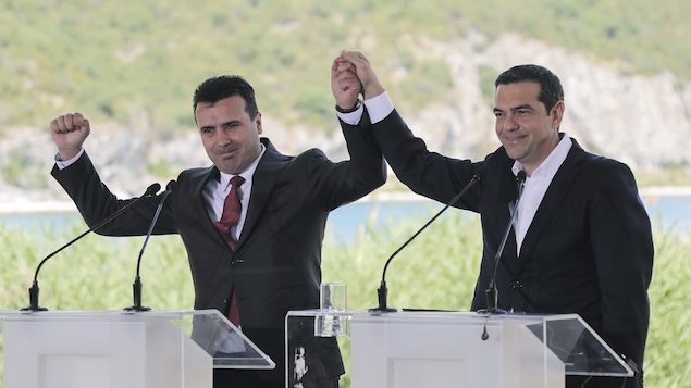 Le premier ministre grec Alexis Tsipras, à droite, et son homologue macédonien Zoran Zaev après avoir signé l'entente pour différencier les deux Macédoine.