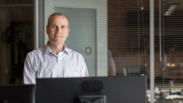Un homme debout au milieu d'un bureau à aire ouverte Un homme debout au milieu d'un bureau à aire ouverte
