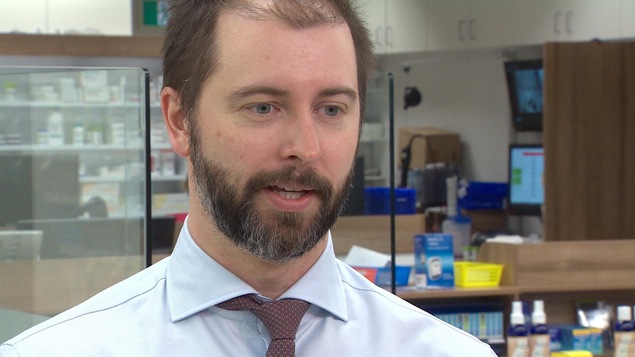 Un pharmacien dans son milieu de travail Un pharmacien dans son milieu de travail