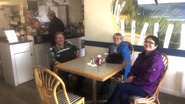 Même s'ils sont souriants et de bonne humeur, ces résidents d'Anse-Bleue trouvent que l'état de la route 320 n'a rien de drôle.De gauche à droite : Allain Chiasson, Linda LeGresley et Denise Cormier. Même s'ils sont souriants et de bonne humeur, ces résidents d'Anse-Bleue trouvent que l'état de la route 320 n'a rien de drôle.De gauche à droite : Allain Chiasson, Linda LeGresley et Denise Cormier.