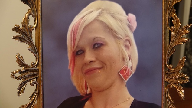 La photo d'une jeune fille aux cheveux blonds La photo d'une jeune fille aux cheveux blonds
