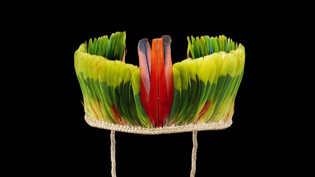 Diadème cérémoniel masculin me-àkà
Brésil, État du Pará, Rio Chiché
Kayapó Mekrãgnoti. Années 1960-1970
Plumes de perroquet, coton. Diadème cérémoniel masculin me-àkà
Brésil, État du Pará, Rio Chiché
Kayapó Mekrãgnoti. Années 1960-1970
Plumes de perroquet, coton.