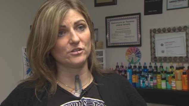 L'artiste-tatoueuse Amber Thorpe dit que ses clients apprennent souvent l'existence de ses services par les médias sociaux. L'artiste-tatoueuse Amber Thorpe dit que ses clients apprennent souvent l'existence de ses services par les médias sociaux.