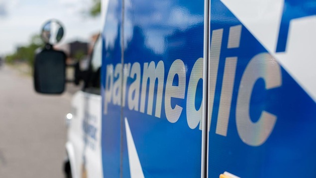 Une ambulance bleue et blanche