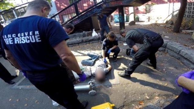 Des ambulanciers de Vancouver prodiguent les premiers soins à une victime de surdose. Des ambulanciers de Vancouver prodiguent les premiers soins à une victime de surdose.