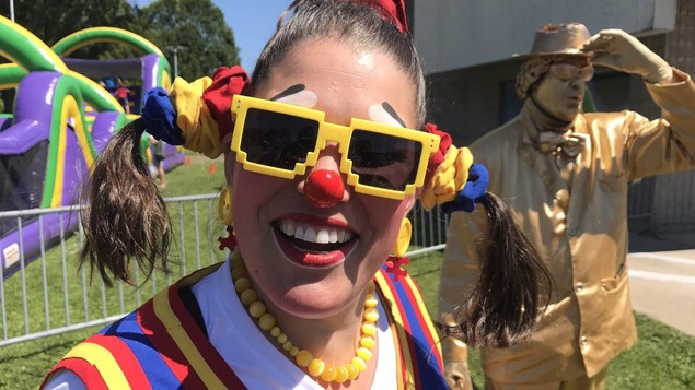 Une vingtaine d'amuseurs publics ont diverti petits et grands au parc des Chenaux, à Trois-Rivières.