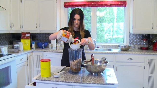 Amy Roy en train de préparer une recette de gâteau pour son blogue Vraiebouffe.com Amy Roy en train de préparer une recette de gâteau pour son blogue Vraiebouffe.com