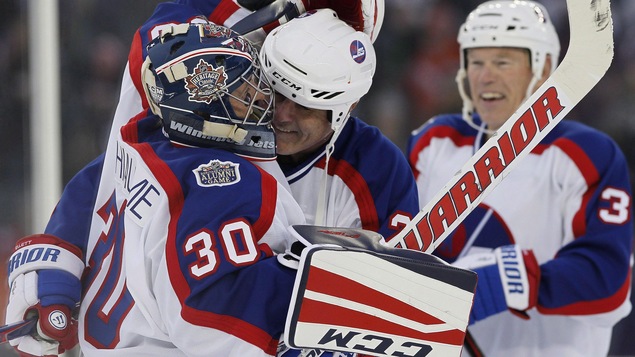 Le gardien Daniel Berthiaume (30), Dave Ellett (2) et Mike Ford (3) célèbrent la victoire face aux anciens joueurs des Oilers d'Edmonton.